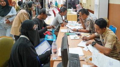 Tinjau Disdukcapil, Rico Waas Instruksikan Layanan Jemput Bola untuk Korban Banjir