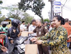Aksi Humanis, Kajati Sumut Bagikan Takjil Kepada Pengguna Jalan