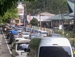 Kemacetan Parah Hingga Belasan Kilometer Terjadi di Kota Wisata Parapat