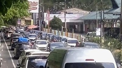 Kemacetan Parah Hingga Belasan Kilometer Terjadi di Kota Wisata Parapat