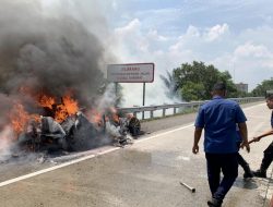 Diduga Korsleting, Range Rover Ludes Terbakar Usai Keluar Pintu Tol