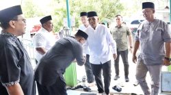 Bupati Simalungun Salat Jumat Bersama Warga Purbaganda, Serahkan Infak dan Dukung Perbaikan Masjid