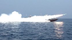 Memanas, Iran Tembaki dan Paksa Empat Kapal Putar Balik di Selat Hormuz
