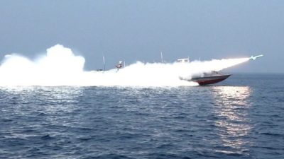 Memanas, Iran Tembaki dan Paksa Empat Kapal Putar Balik di Selat Hormuz