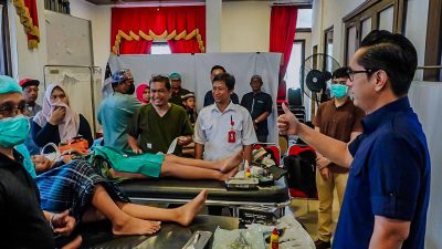 Rico Waas Bawa Keceriaan di Sunat Massal Sah-Rizki, 42 Anak Ikut dan Ibu Tunggal Terima Santunan