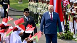 Disambut Pasukan Berkuda dan Tari Enggang, Presiden Belarus Tiba di Istana Merdeka