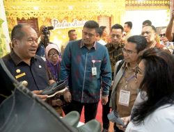 Evita Nursanty Beli Langsung Sepatu Bunut Saat Kunjungi Paviliun Asahan di PRSU 2026