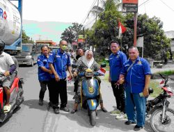 Semarakkan Kemerdekaan, PWI Sergai Bagi-bagi Bendera Merah Putih ke Pengguna Jalan