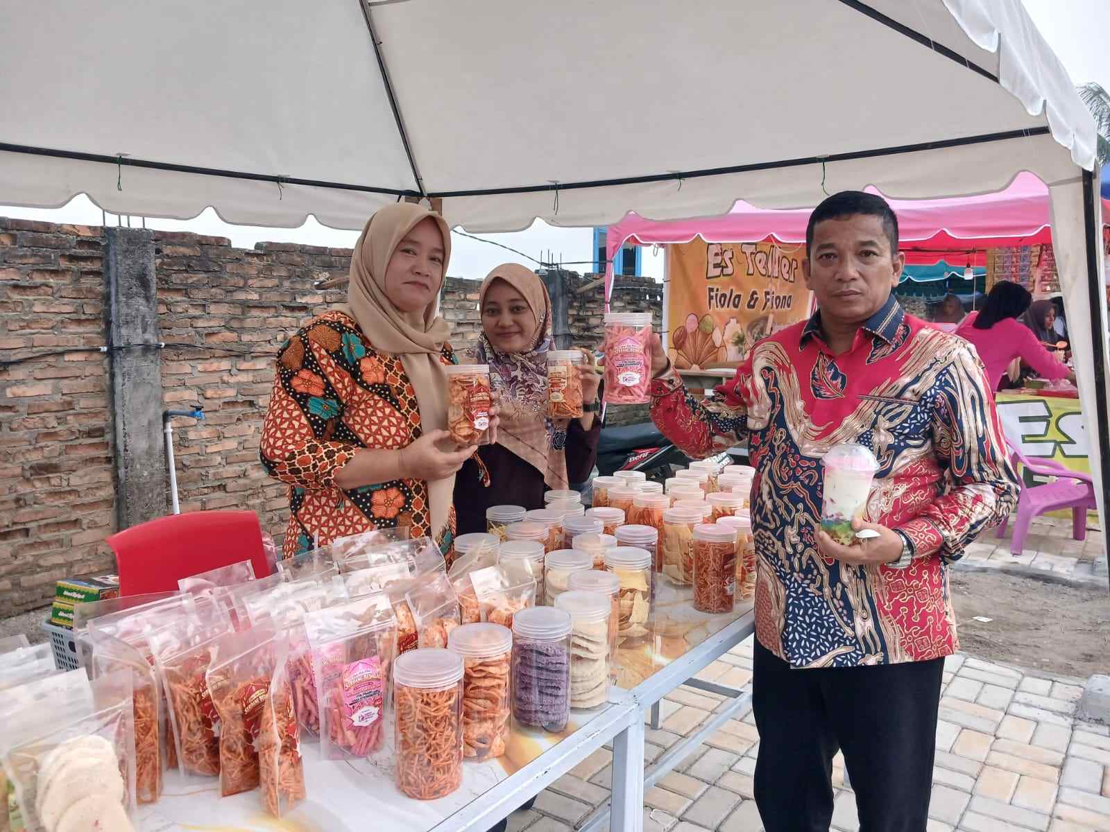 Kunjungi: Ketua Kadin Sergai H. Saiful Amri saat mengunjungi salah satu lokasi jajanan UMKM di 'Idola Rasa Bergoyang', di Desa Firdaus, Sei Rampah, Rabu (16/9/2026) (Foto:Dok)