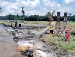BPBD Simalungun Gerak Cepat Padamkan Kebakaran Kolam Limbah PKS Dolok Ilir