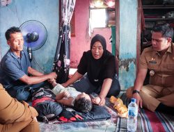 Wabup Sergai Serahkan Kursi Roda untuk Balita di Lubuk Rotan