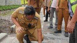 Rico Waas Tinjau Pembangunan Trotoar di Jalan Juanda dan Merak Jingga