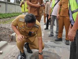 Rico Waas Tinjau Pembangunan Trotoar di Jalan Juanda dan Merak Jingga