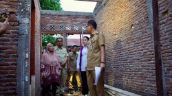 Rico Waas Pantau 111 Rumah Tidak Layak Huni yang Sedang Direhabilitasi