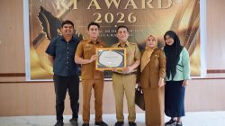 Dukung Pemko Medan Raih Predikat Informatif, Kadis Kominfo Arrahmaan Pane Terima Penghargaan KI Sumut